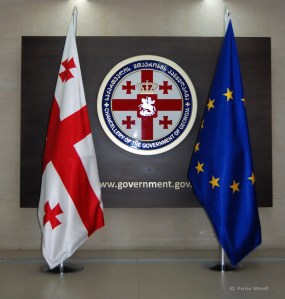 Die georgische und die EU-Flagge Seite an Seite - bisher verbindet den Kaukasusstaat ein Assoziierungsabkommen mit dem europäischen Staatenbund.