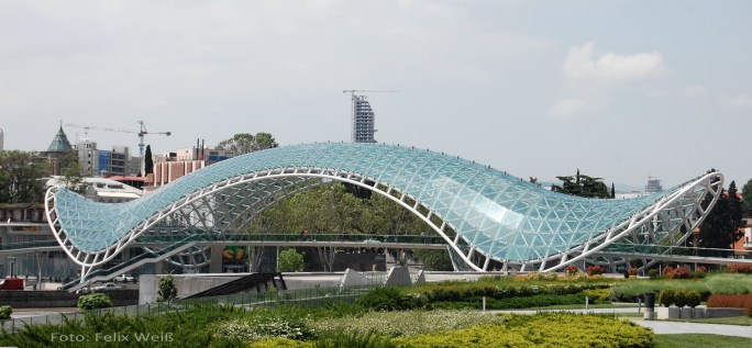 Die Liberty Bridge im Stadtzentrum wird nachts von unzähligen LEDs erleuchtet.